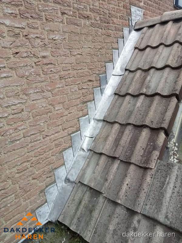 Loodslabben langs dakaansluiting bij bakstenen muur in Haren Loodslabben langs dakaansluiting bij bakstenen muur in Haren
