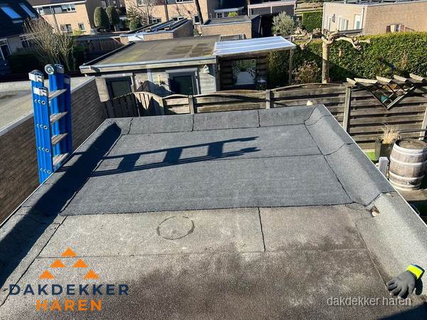 Dakdekker bij bitumen plat dak renovatie in Haren