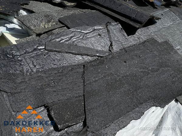 Verwijderd oud bitumen dakleer klaar voor vervanging in Haren Verwijderd oud bitumen dakleer klaar voor vervanging in Haren