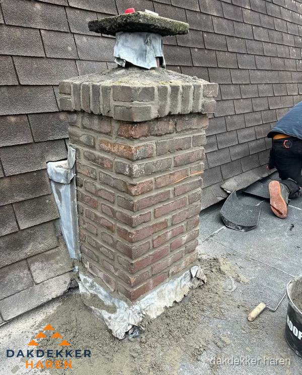 Schoorsteen reparatie met lood en voegwerk op leien dak in Haren Schoorsteen reparatie met lood en voegwerk op leien dak in Haren