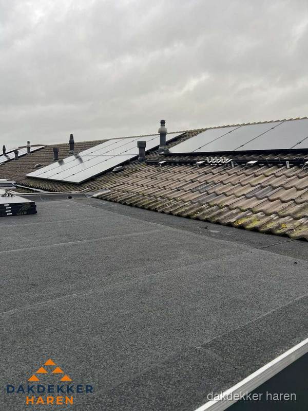 Bitumen dakbedekking op plat dak met aansluitend pannendak en zonnepanelen in Haren Bitumen dakbedekking op plat dak met aansluitend pannendak en zonnepanelen in Haren