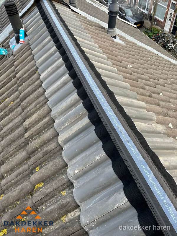 Nokvorst met Monier ventilatie op schuin pannendak in Haren Nokvorst met Monier ventilatie op schuin pannendak in Haren