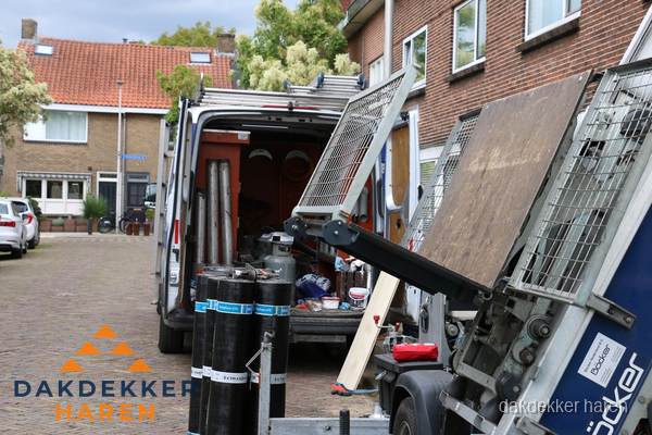 Dakdekkersbusje met materiaal en ladderlift voor dakpannen vervangen in Haren