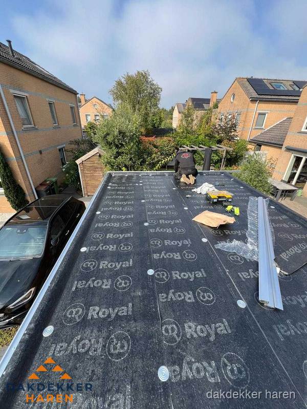 Nieuwe Royal bitumen dakbedekking op plat dak van aanbouw in Haren
