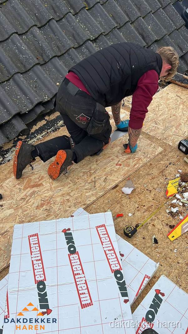 Dakdekker plaatst PIR-isolatieplaten op plat dak in Haren