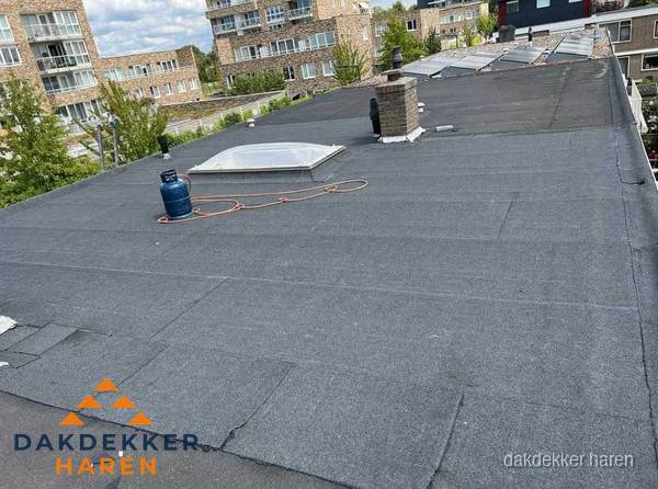 Bitumen dakbedekking op plat dak met lichtkoepel en schoorsteen in Haren Bitumen dakbedekking op plat dak met lichtkoepel en schoorsteen in Haren