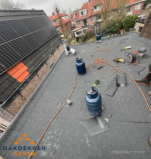 Daklekkage repareren met brandgereedschap op plat dak in Haren Daklekkage repareren met brandgereedschap op plat dak in Haren