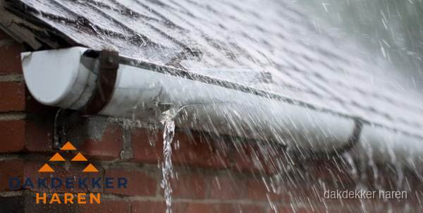 Lekkende dakgoot tijdens regenval in Haren Lekkende dakgoot tijdens regenval in Haren