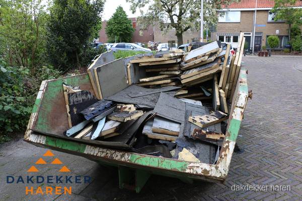 Puincontainer met oud dakmateriaal na dakrenovatie in Haren Puincontainer met oud dakmateriaal na dakrenovatie in Haren