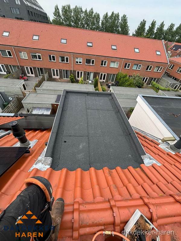 Bitumen dak reparatie op plat dak tussen dakpannen in Haren Bitumen dak reparatie op plat dak tussen dakpannen in Haren