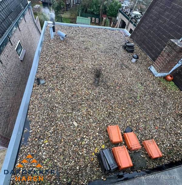Plat dak met grindballast en dakdoorvoeren in Haren