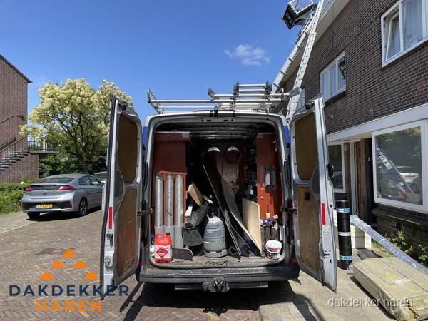 Spoed dakdekker bus met gereedschap en ladder bij woning in Haren Spoed dakdekker bus met gereedschap en ladder bij woning in Haren