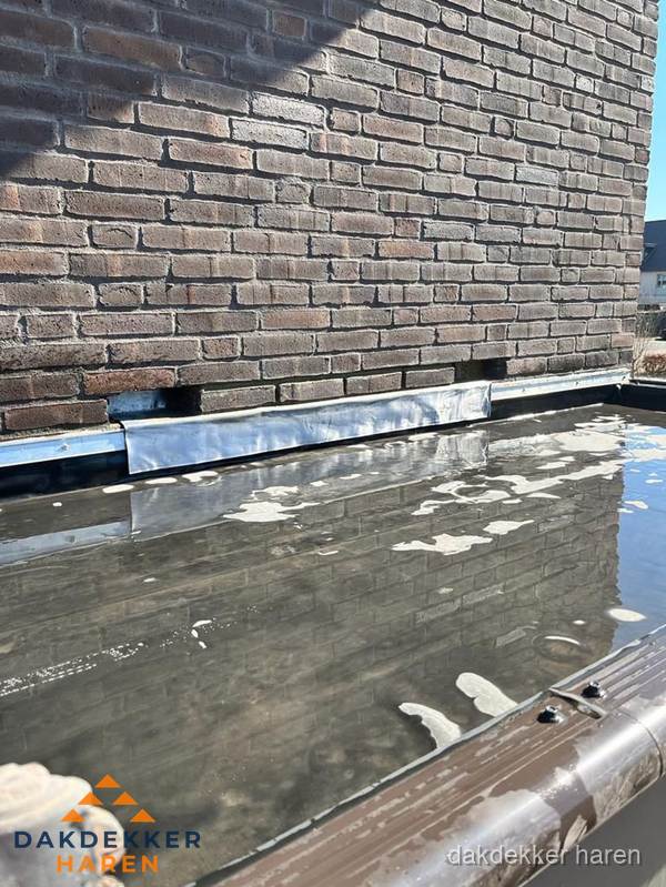 Stilstaand water op plat dak door slechte afwatering in Haren