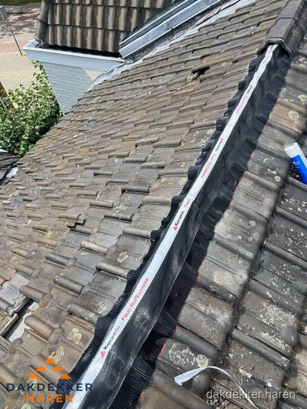 Nokvorst renovatie met Koramic nokrol op schuin pannendak in Haren Nokvorst renovatie met Koramic nokrol op schuin pannendak in Haren