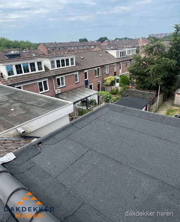 Vernieuwd plat dak met bitumen in woonwijk in Haren Vernieuwd plat dak met bitumen in woonwijk in Haren
