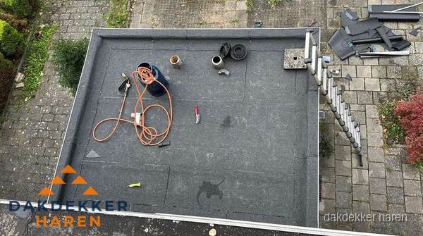 Plat dak met nieuwe bitumen bedekking in Haren
