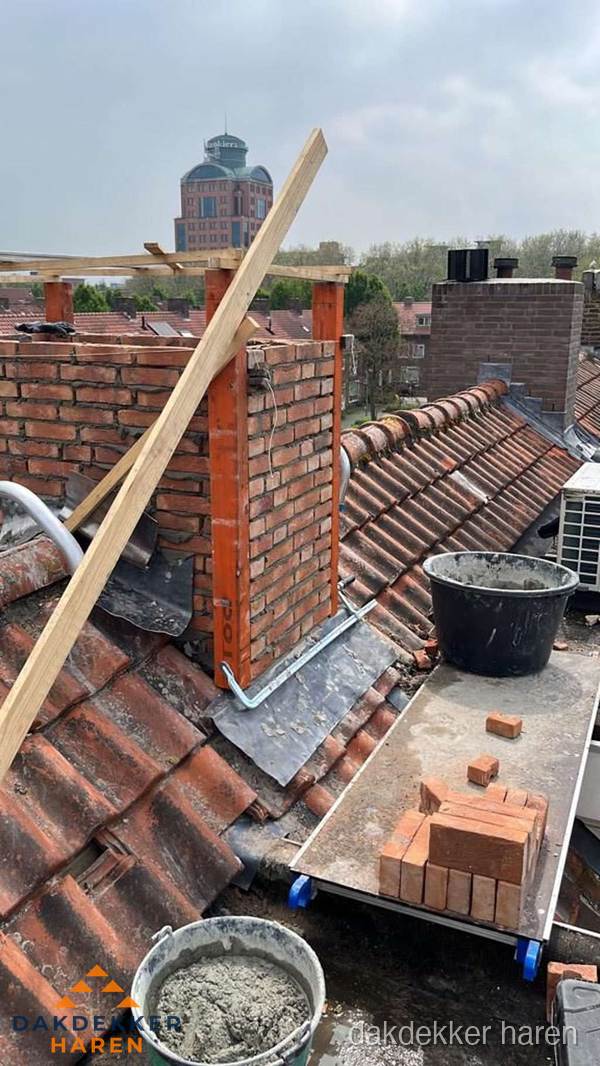 Schoorsteen renovatie met metselwerk op schuin dak in Haren