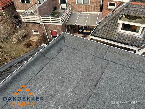 Overzicht plat dak met dakgoot in woonwijk Haren Overzicht plat dak met dakgoot in woonwijk Haren
