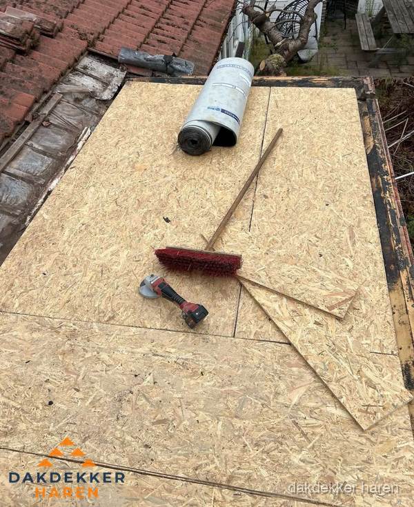 Plat dak vervangen met nieuwe OSB-ondergrond en bitumenrol in Haren