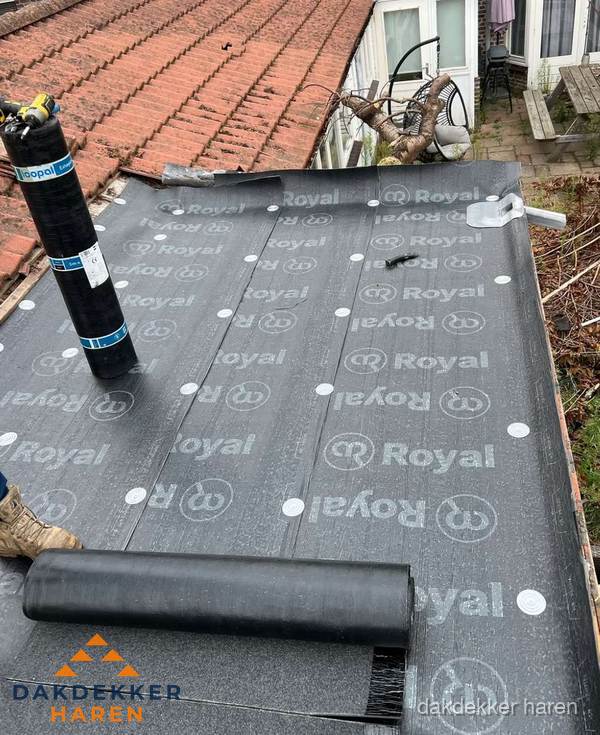 Bitumen dakbedekking leggen op plat dak aanbouw in Haren Bitumen dakbedekking leggen op plat dak aanbouw in Haren