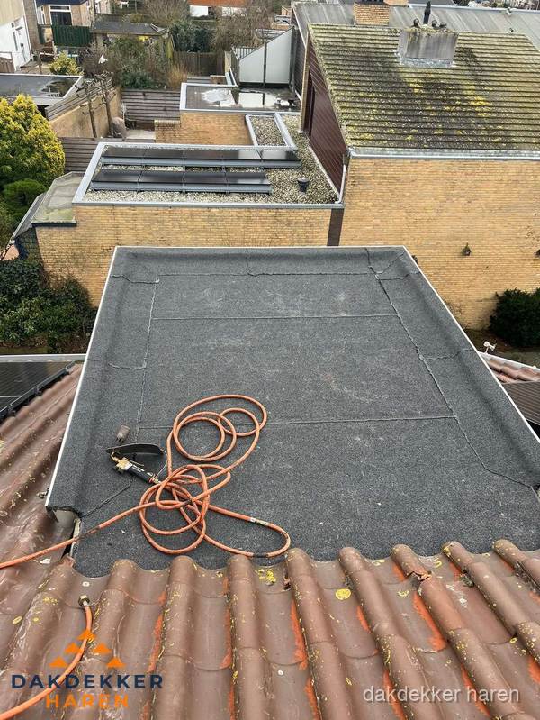 Reparatie aansluiting plat dak en schuin dak in Haren