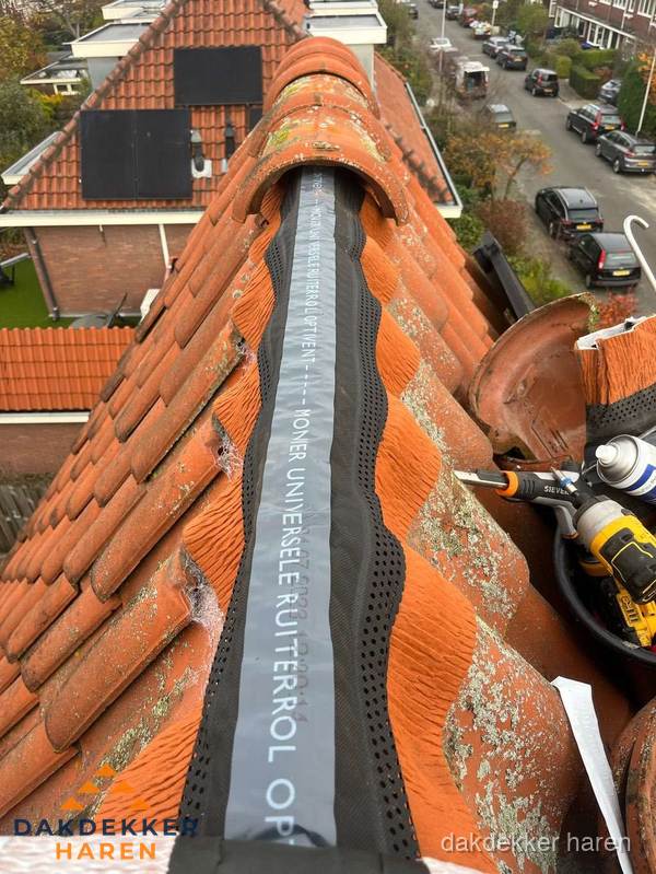 Dakdekker vervangt nokvorst met ruiterrol op pannendak in Haren