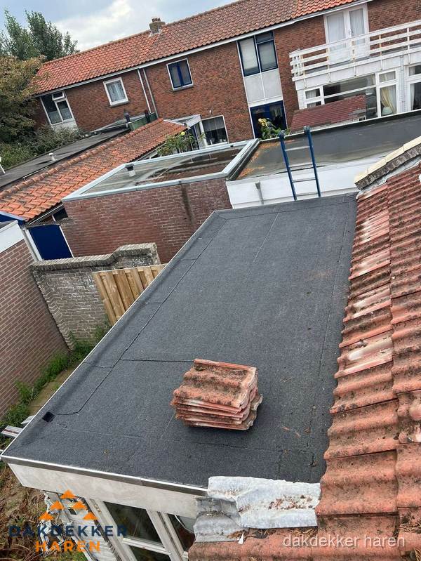 Aanbouw plat dak met reservepannen voor dakpannen vervangen in Haren