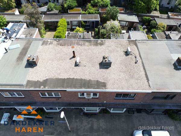 Plat dak met grindballast en dakdoorvoeren in Haren Plat dak met grindballast en dakdoorvoeren in Haren