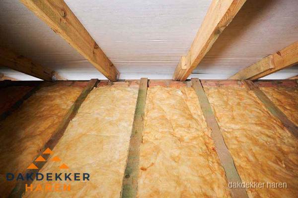 Dakisolatie met glaswol tussen dakspanten in Haren Dakisolatie met glaswol tussen dakspanten in Haren