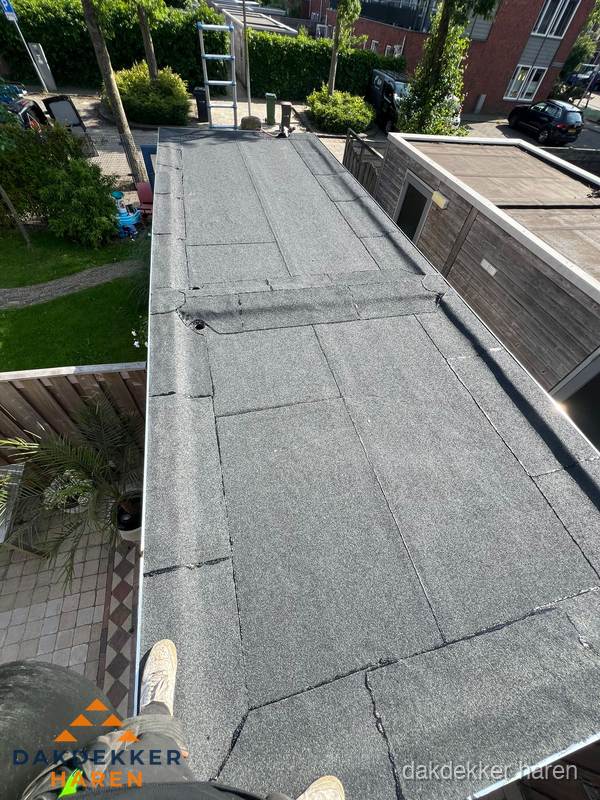 Bitumen plat dak rijtjeswoning vanuit dakdekker perspectief in Haren Bitumen plat dak rijtjeswoning vanuit dakdekker perspectief in Haren