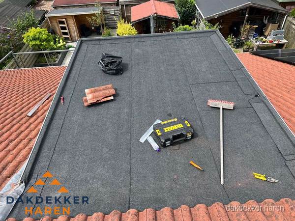 Gereedschap op nieuw plat dak na renovatie in Haren Gereedschap op nieuw plat dak na renovatie in Haren