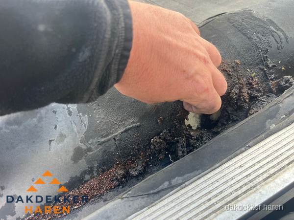 Schade aan bitumen dakbedekking op plat dak in Haren Schade aan bitumen dakbedekking op plat dak in Haren
