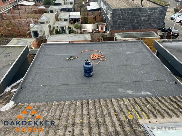 Plat dak met bitumen dakbedekking en brander in Haren