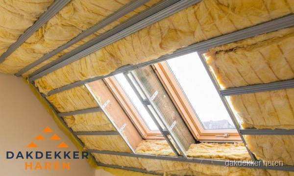 Schuin dak isoleren met glaswol bij dakraam in Haren Schuin dak isoleren met glaswol bij dakraam in Haren
