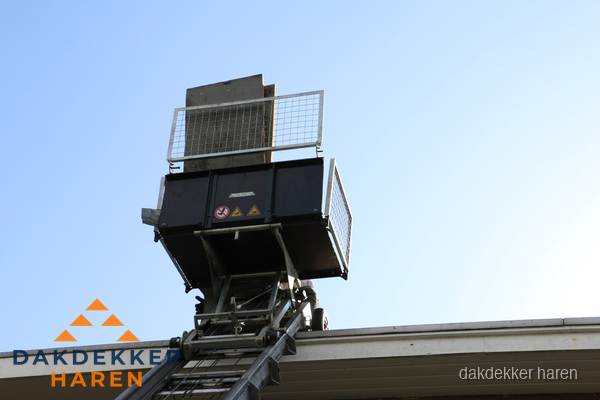 Dakdekkerslift voor materiaal transport bij dakwerkzaamheden in Haren Dakdekkerslift voor materiaal transport bij dakwerkzaamheden in Haren
