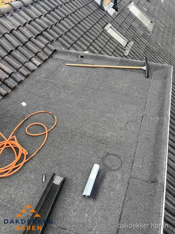 Plat dak reparatie met gereedschap en loodstroken in Haren Plat dak reparatie met gereedschap en loodstroken in Haren