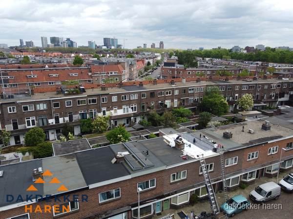 Spoed dakdekker aan het werk op plat dak in woonwijk Haren Spoed dakdekker aan het werk op plat dak in woonwijk Haren