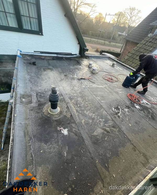 Dakdekker verhelpt daklekkage op plat dak in Haren Dakdekker verhelpt daklekkage op plat dak in Haren