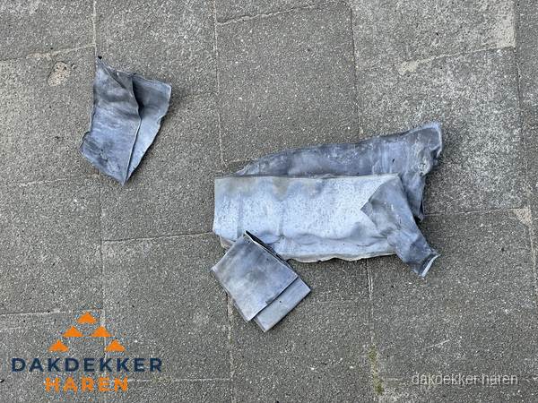 Oude verwijderde loodslabben na vervanging in Haren Oude verwijderde loodslabben na vervanging in Haren