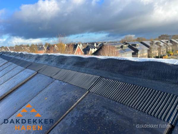 Dakisolatie bij de nok met ventilatieprofiel op schuin dak in Haren
