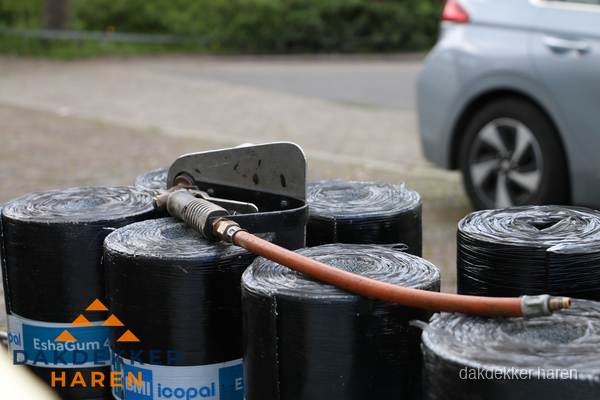 Rollen bitumen dakbedekking EshaGum klaar voor installatie in Haren