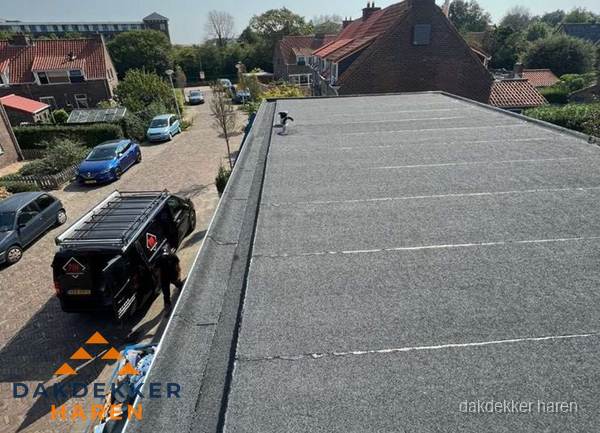 Nieuw bitumen plat dak met uitzicht over woonwijk in Haren Nieuw bitumen plat dak met uitzicht over woonwijk in Haren