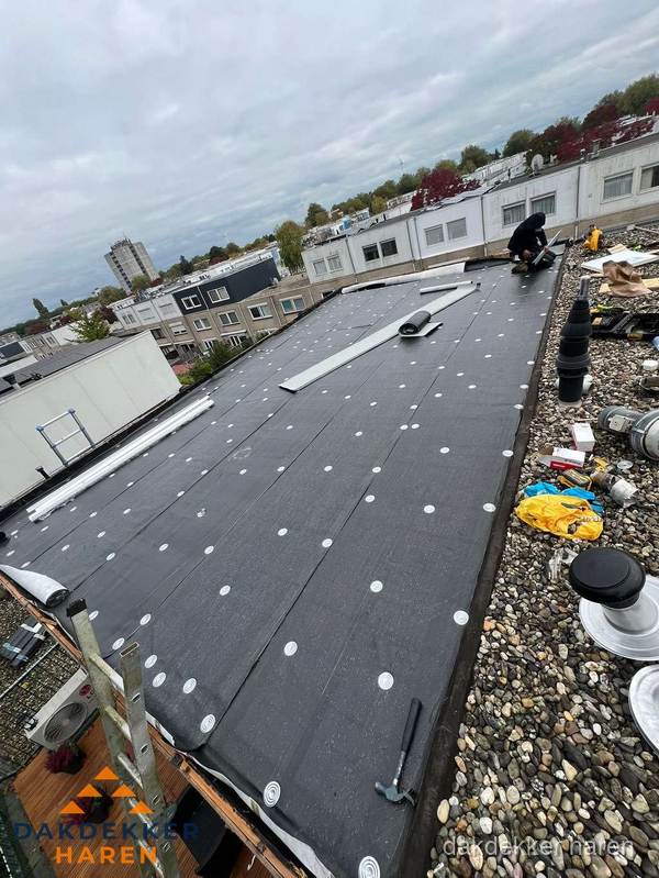 Dakleer vervangen op groot plat dak door dakdekker in Haren Dakleer vervangen op groot plat dak door dakdekker in Haren