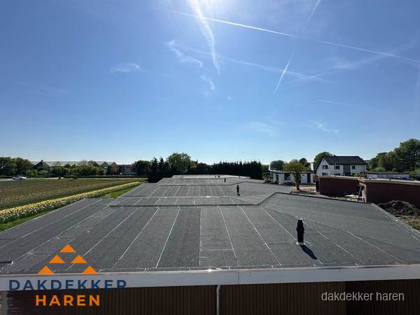 Groot plat dak met bitumen dakbedekking op bedrijfspand in Haren Groot plat dak met bitumen dakbedekking op bedrijfspand in Haren