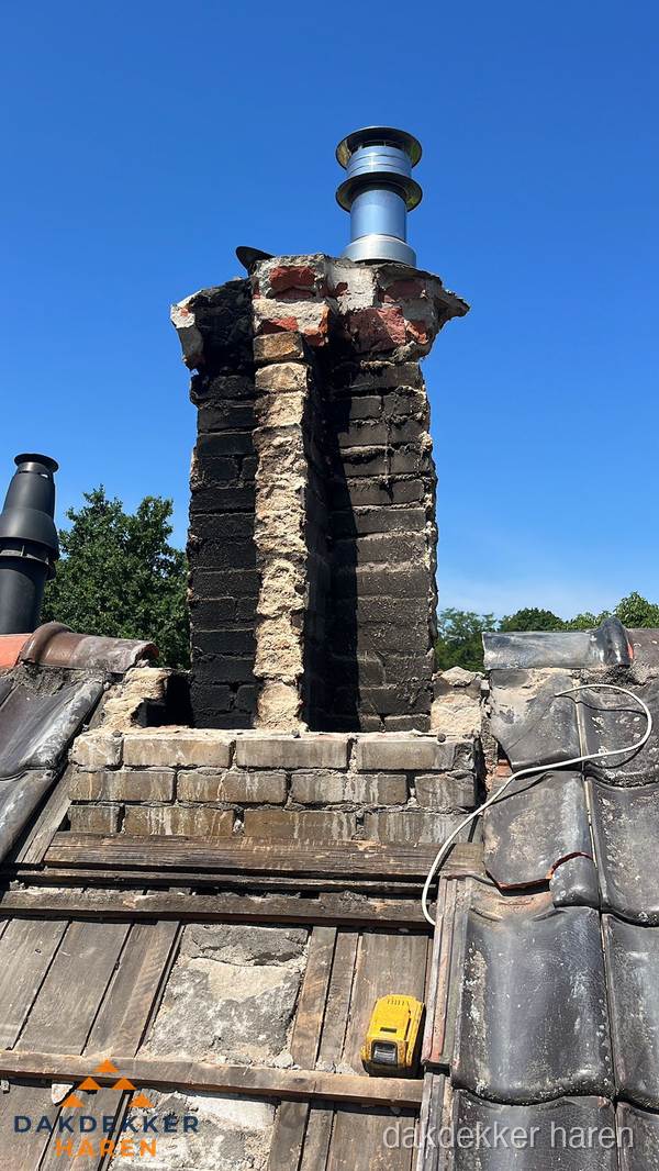 Beschadigde schoorsteen met nieuwe rookgasafvoer op oud dak in Haren Beschadigde schoorsteen met nieuwe rookgasafvoer op oud dak in Haren