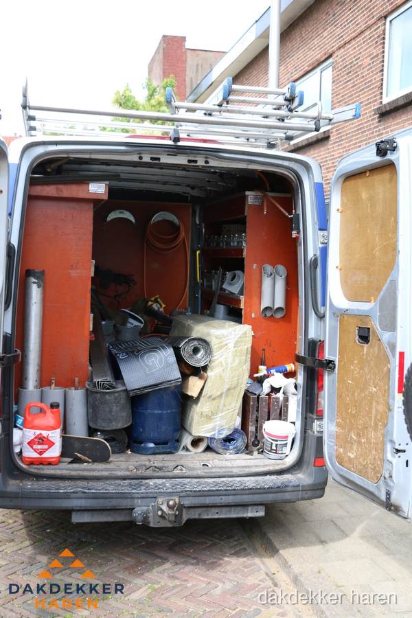 Bedrijfsbus van dakdekker met gereedschap en materialen in Haren Bedrijfsbus van dakdekker met gereedschap en materialen in Haren