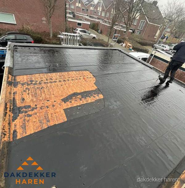 Dakdekker brengt EPDM dakbedekking aan op plat dak in Haren Dakdekker brengt EPDM dakbedekking aan op plat dak in Haren