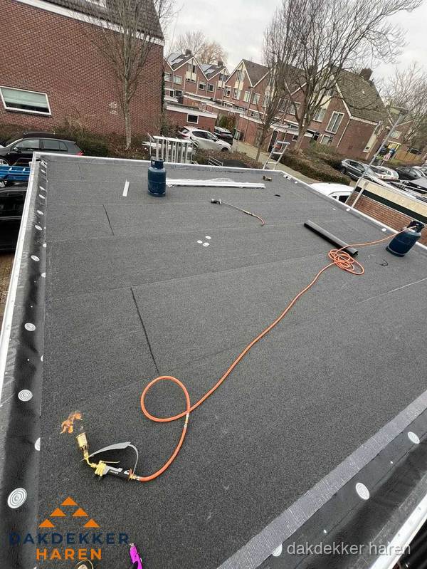 Afgewerkte dakrenovatie met bitumen op plat dak in Haren Afgewerkte dakrenovatie met bitumen op plat dak in Haren
