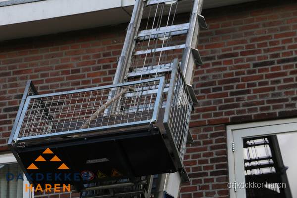Ladderlift met dakpannen voor dakpan reparatie in Haren