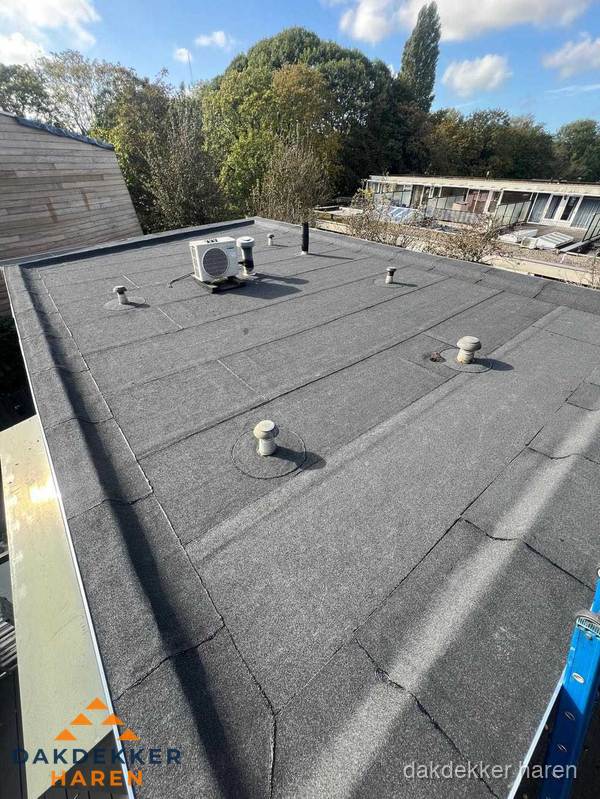 Kosten dakdekker: afgewerkt plat bedrijfsdak met bitumen in Haren
